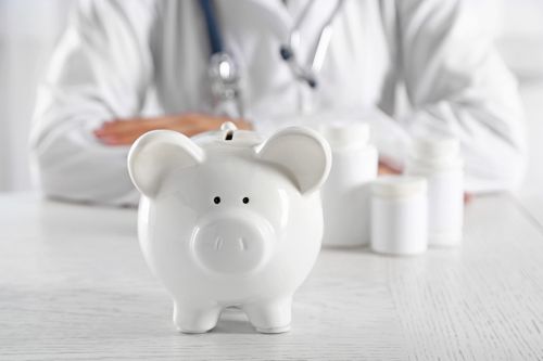 Arzt hinter Sparschwein