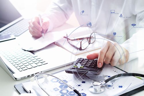 Arzt arbeitet am Laptop